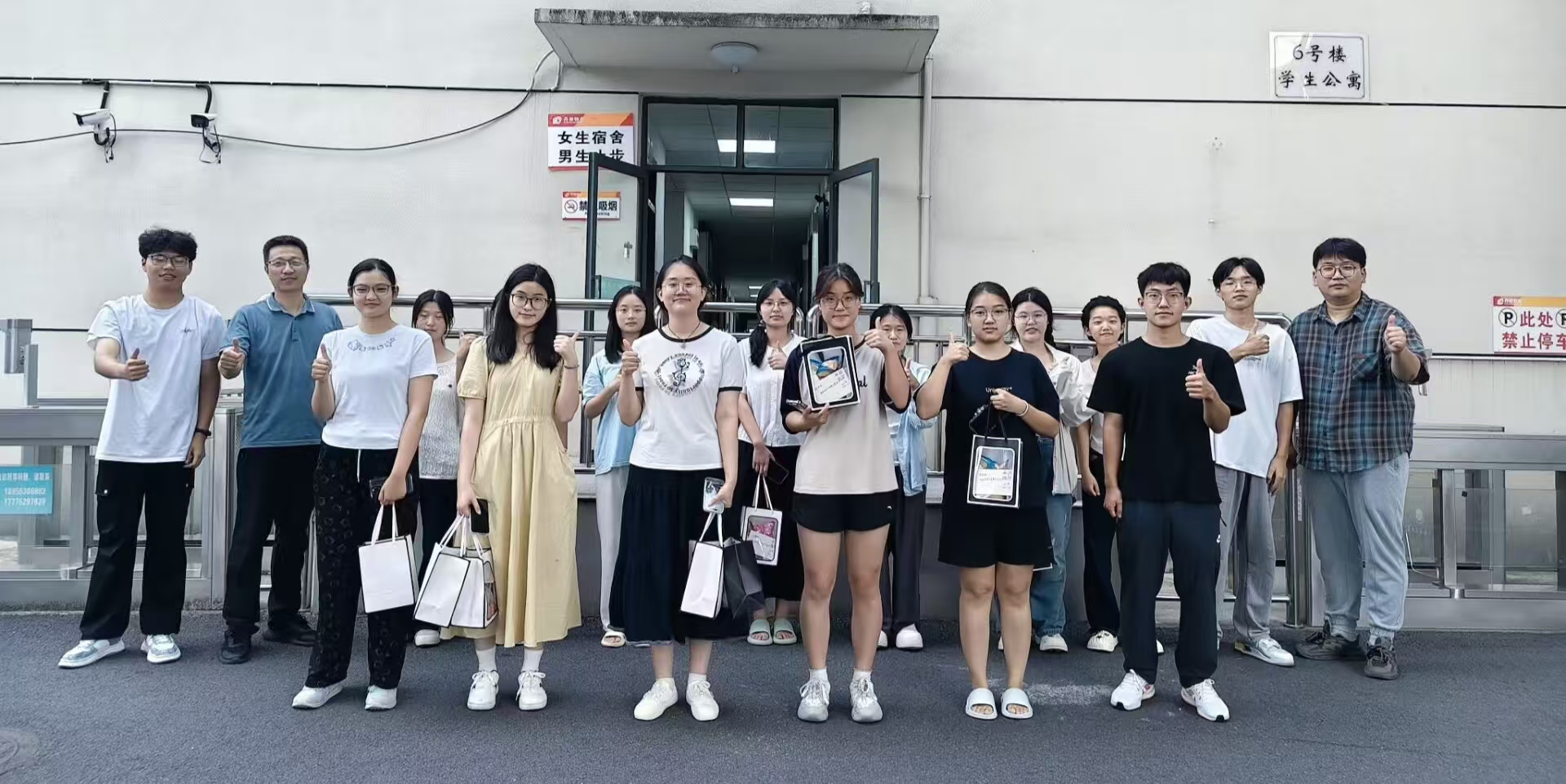 【护航计划在行动】进宿舍，话成…